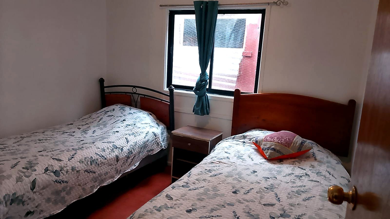 Dormitorio con dos camas individuales