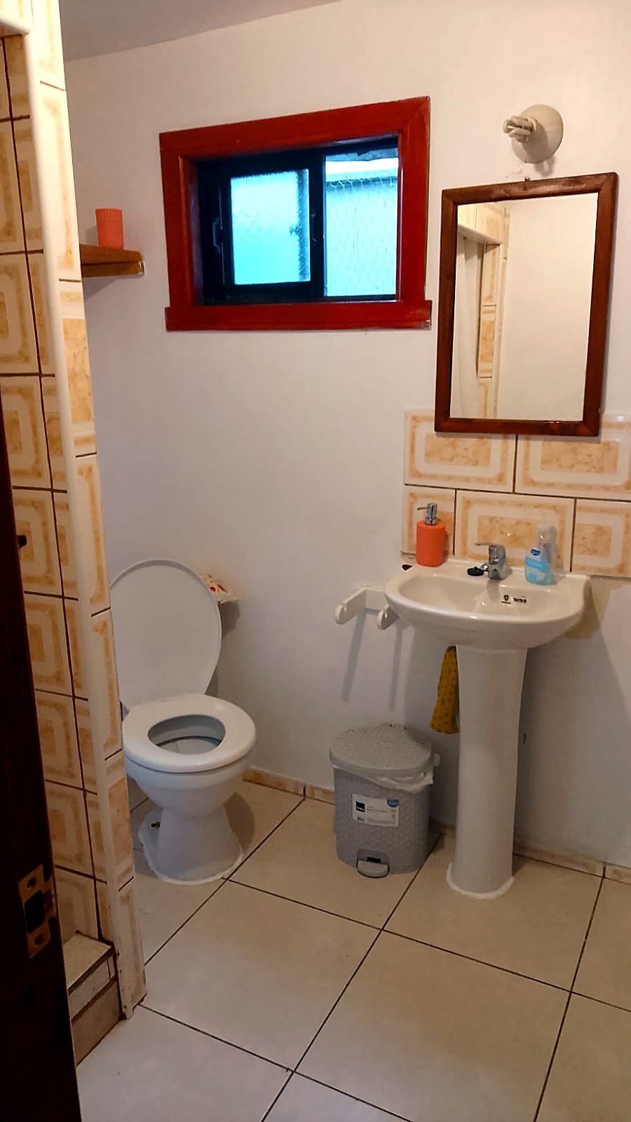 Baño con ducha y lavamanos